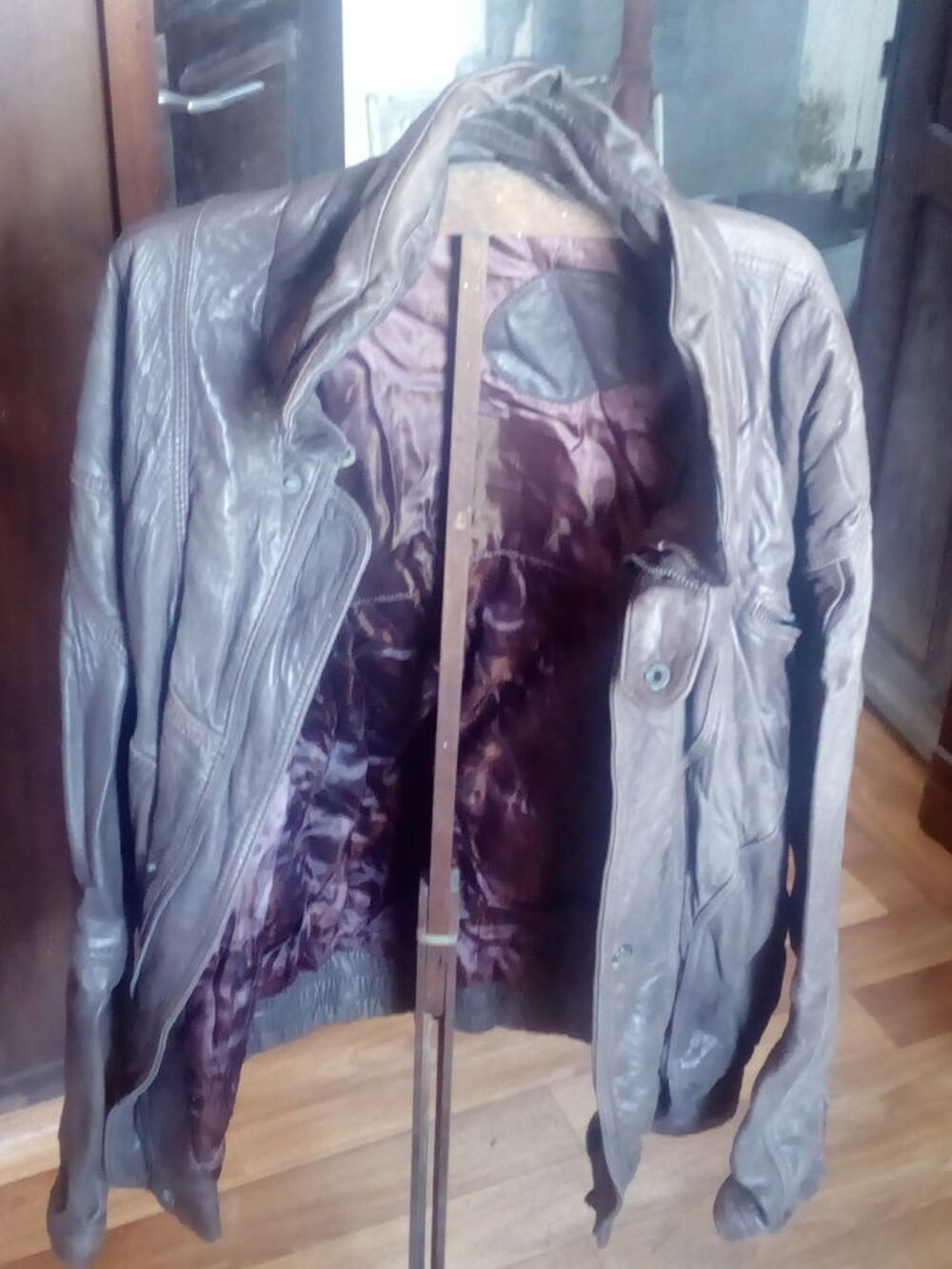 Blouson aviateur en cuir couleur marron.
Vêtements