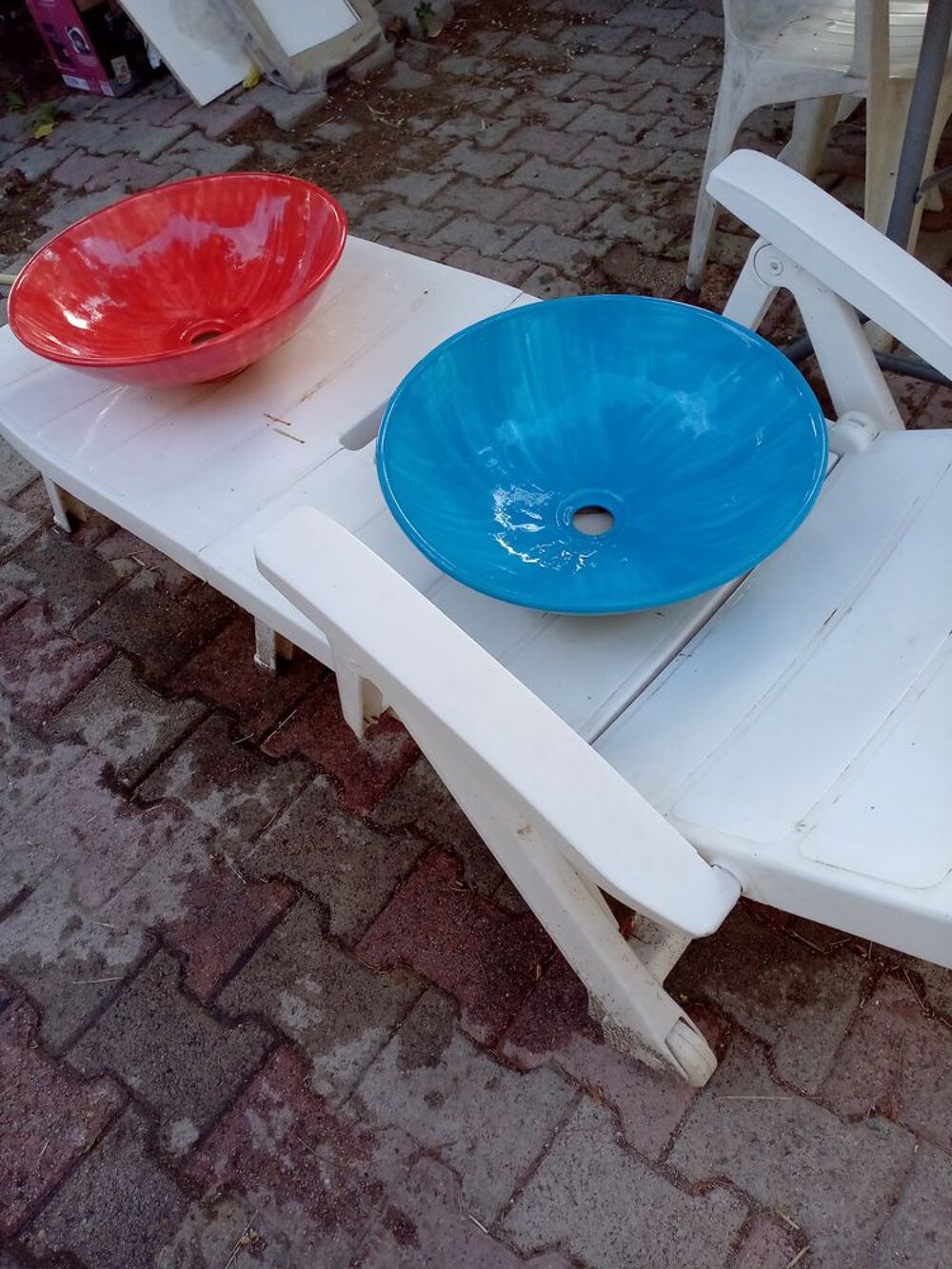 2 lavabos rouge et bleu neufs jamais utilises. Meubles