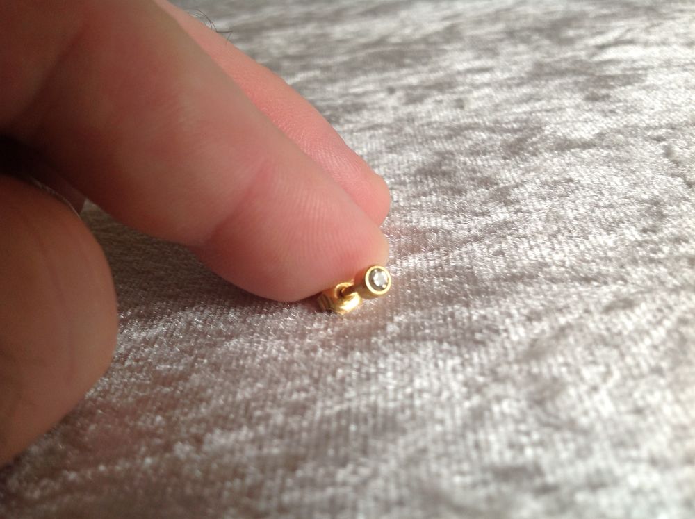 BOUCLE D'OREILLE PIERRE BELLE IMITATION Envoi Possible
Bijoux et montres