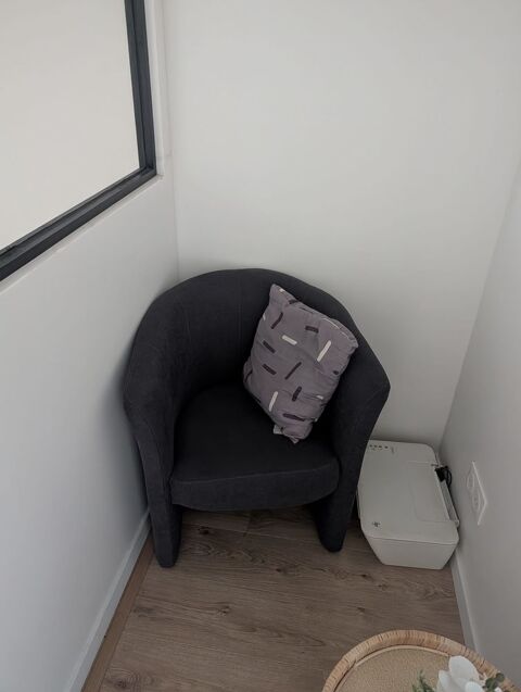 Petit fauteuil gris fonc� 20 �ragny (95)