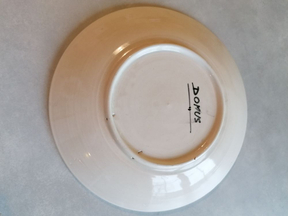 Plat rond et creux en barbotine Décoration