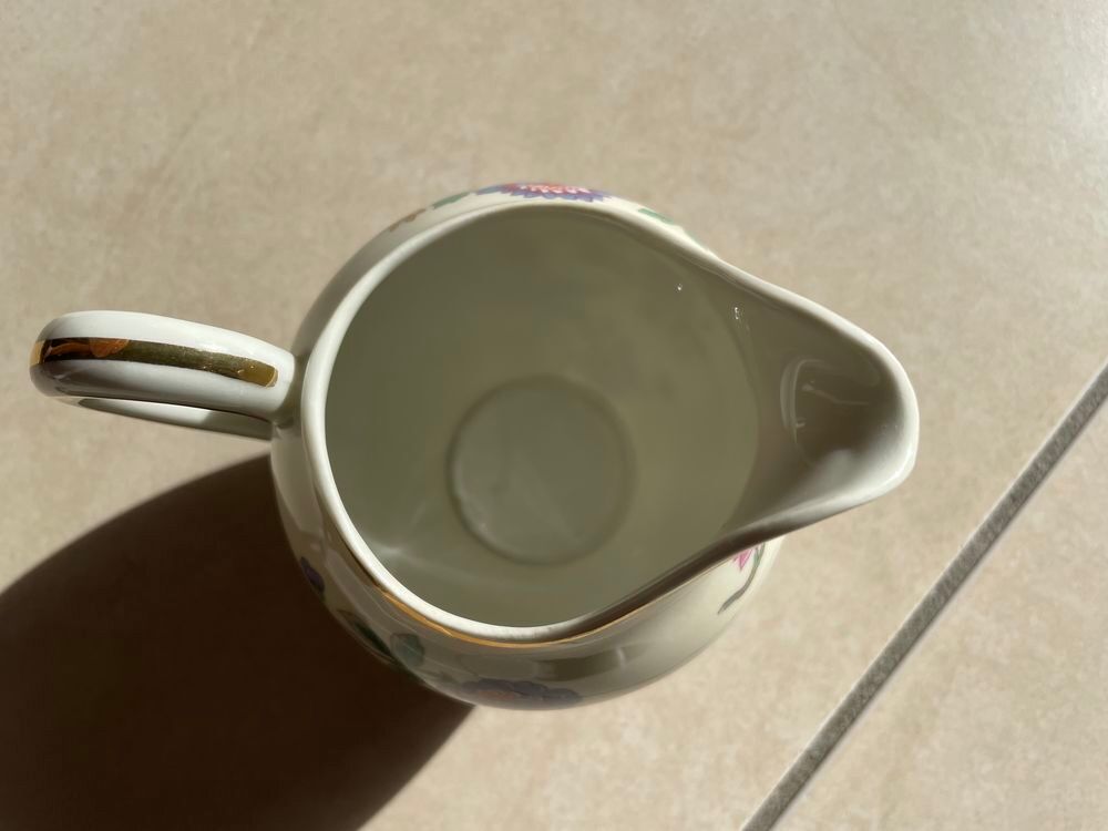 Petit pot &agrave; lait en porcelaine Décoration