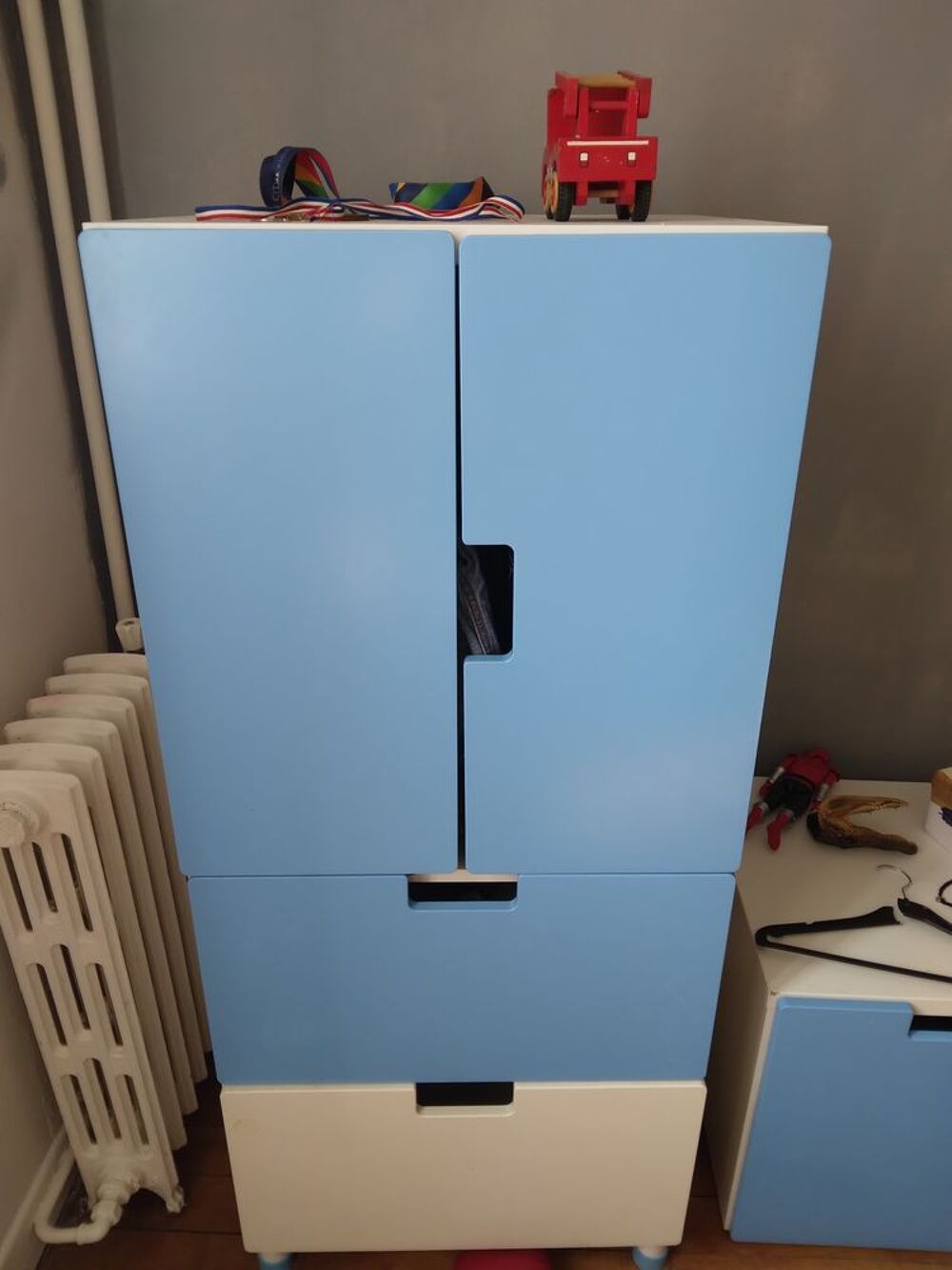 Armoire pendrie + coffre &agrave; jouets b&eacute;b&eacute;/jeunes enfants Meubles