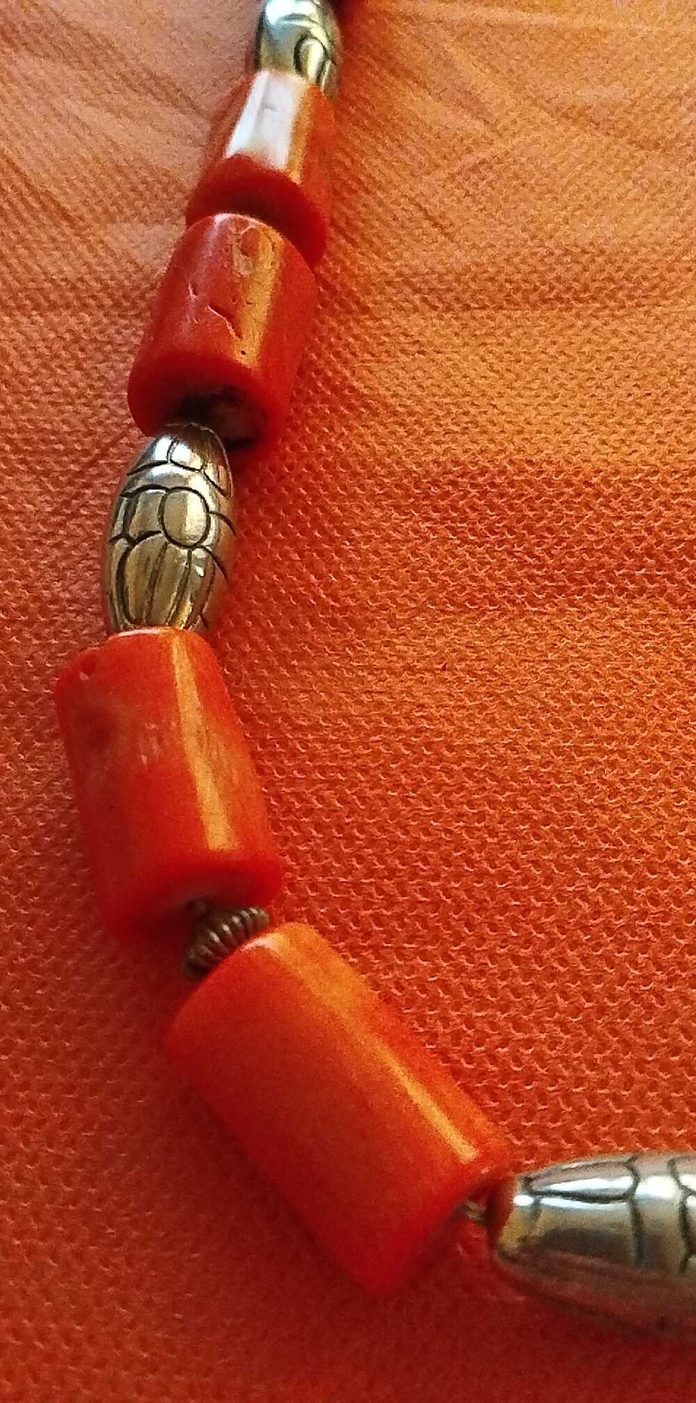 prestigieux collier &eacute;thique du Tibet en corail d'Asie. Bijoux et montres