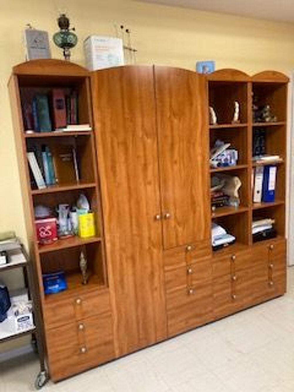 Vendre un bureau, une armoire, et un meuble de tiroirs Meubles