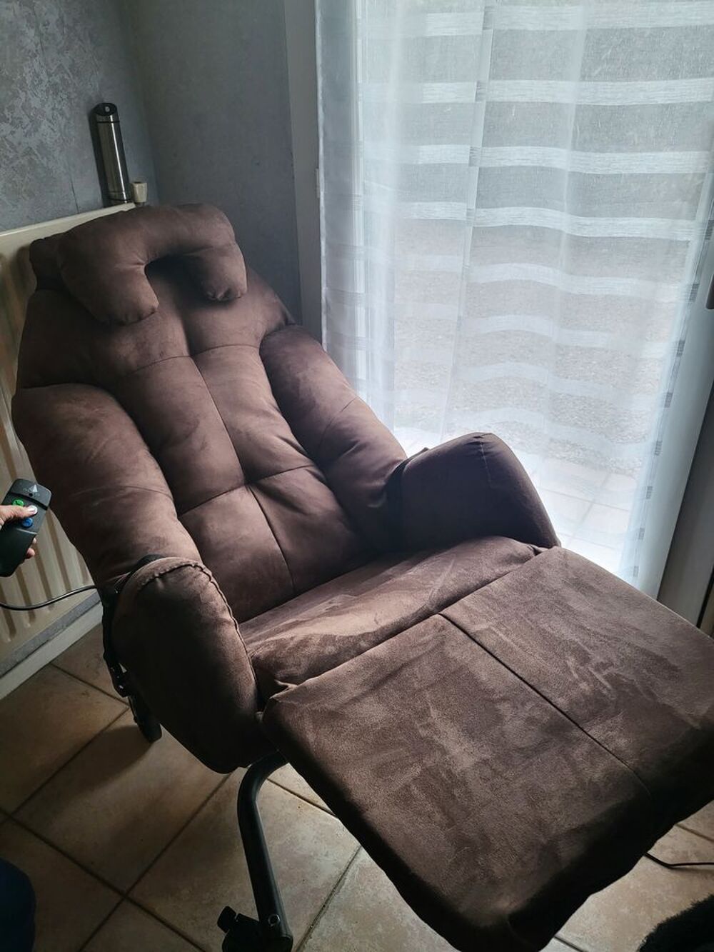 Fauteuil &agrave; pousser &eacute;lectrique d&eacute;tente ultra mmaniable Innov Meubles