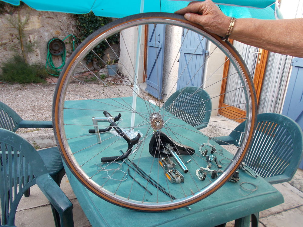 roue de 700 c 1975 et autre pi&egrave;ces detacher divers Vélos