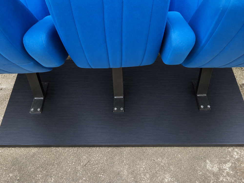 3 sieges cinema velours bleu d&eacute;houssables sur socle Meubles