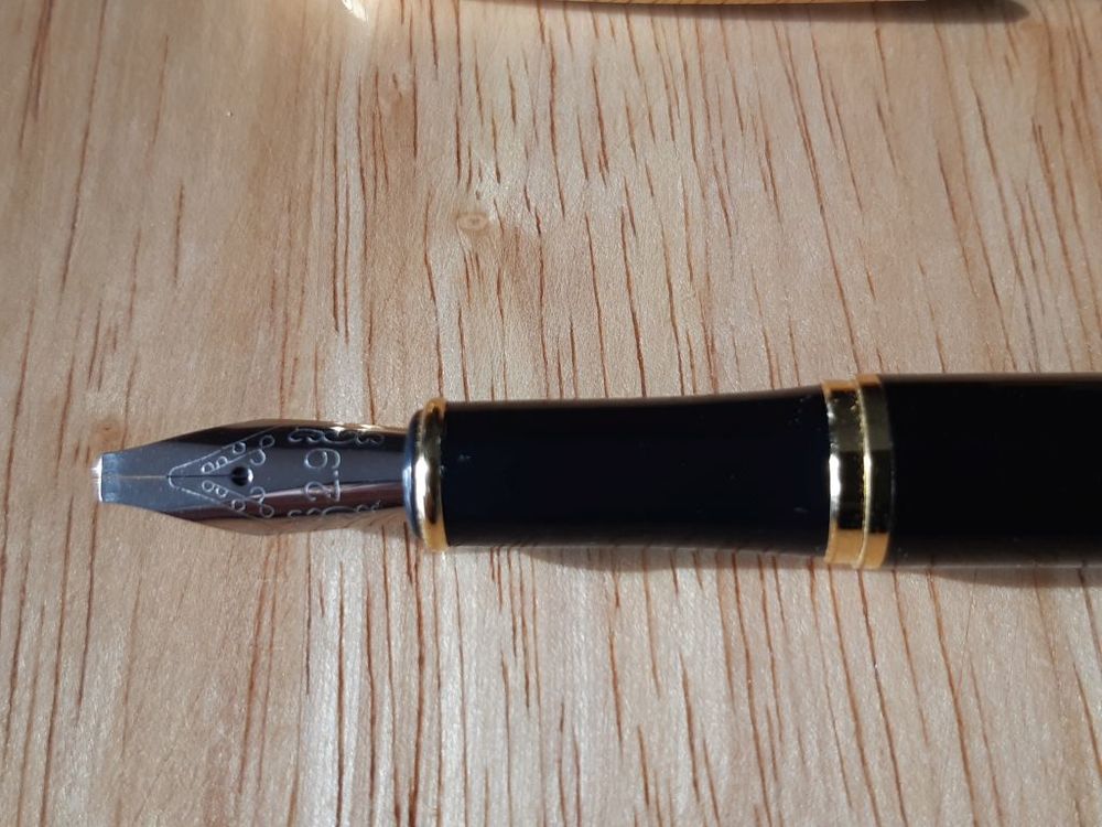 stylo &agrave; encre NEUF plume large avec une recharge vide neuve Maroquinerie