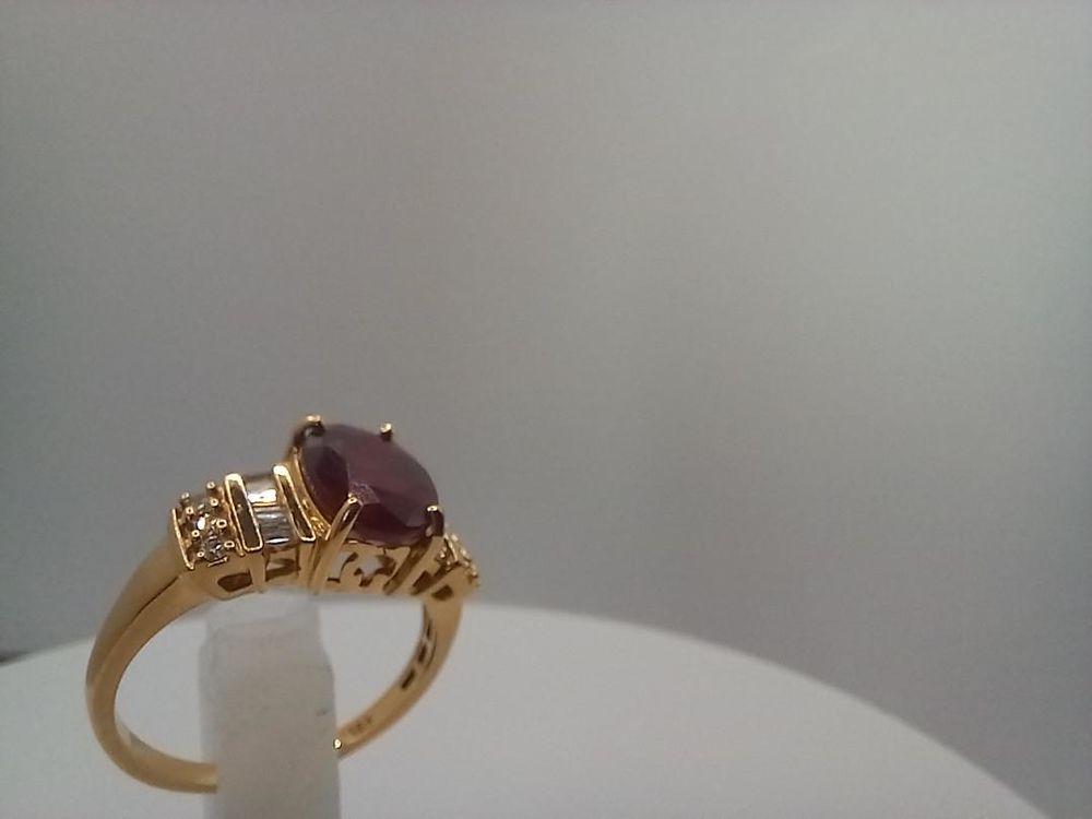 bague or 18 carats rubis de 2,84ct &eacute;paul&eacute; de diamants Bijoux et montres