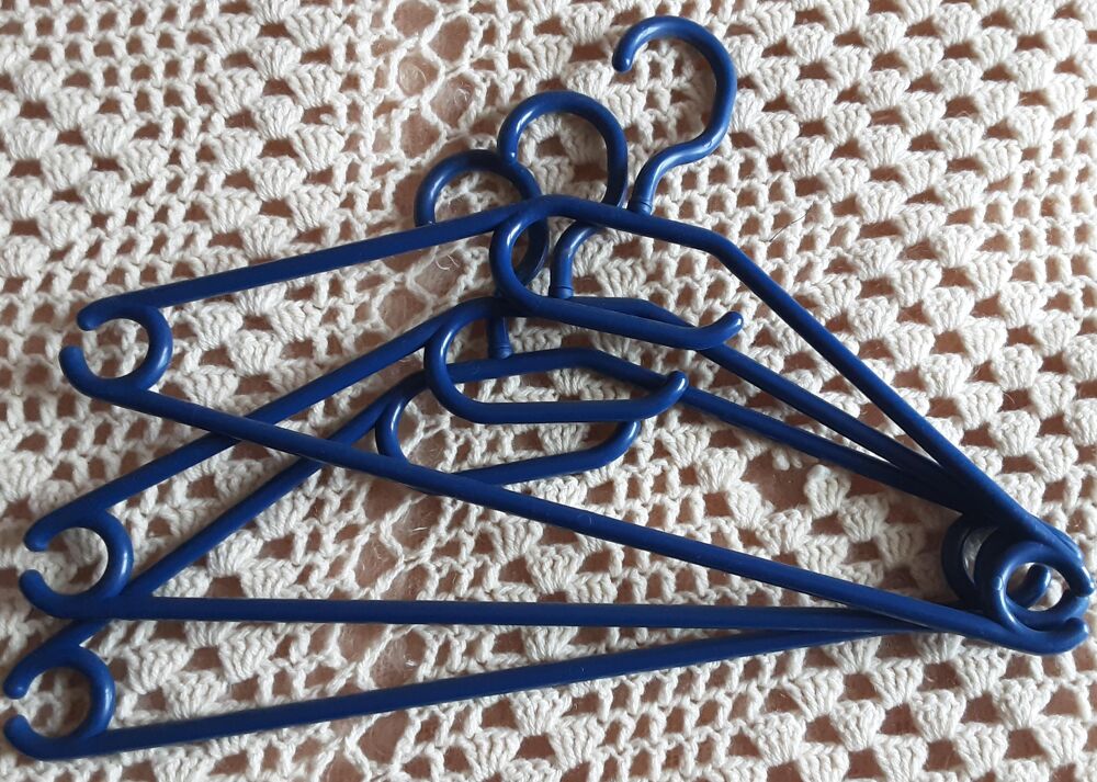 lots de 3 ceintres tout plastique rigide t&ecirc;te pivotante. Vêtements