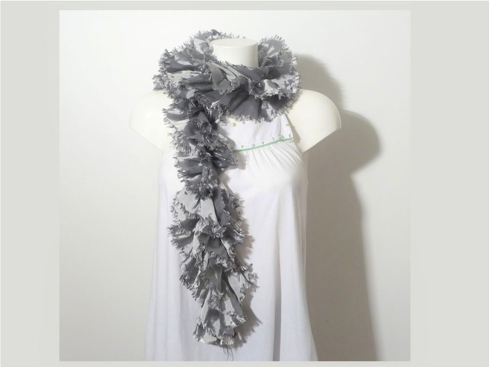 Foulard/ Echarpe en Tissu Gris Argent&eacute;- Neuf Vêtements