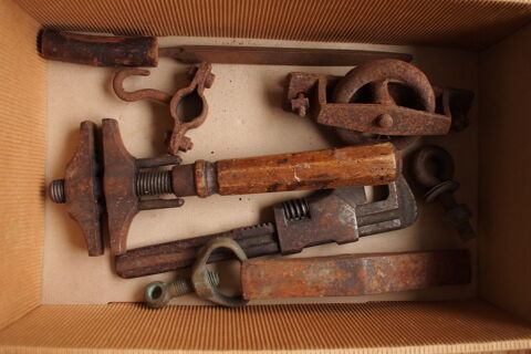 OUTILS ANCIENS ET PECES DIVERSES 10 Rennes (35)