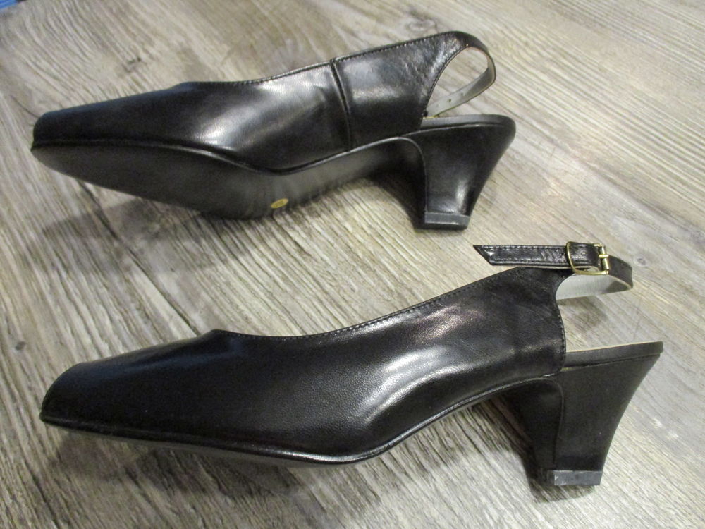 CHAUSSURES D'ETE ENTIEREMENT EN CUIR POINTURE 38 Chaussures