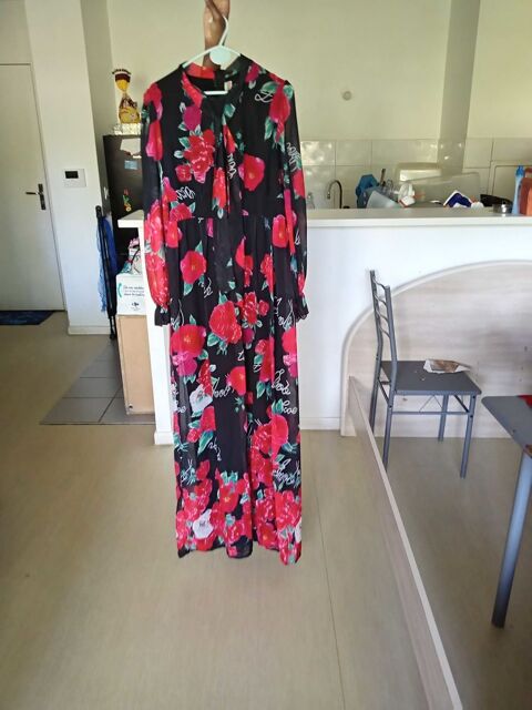 Robe, rouge, longue, manche. 10 Saint-Germain-l�s-Arpajon (91)