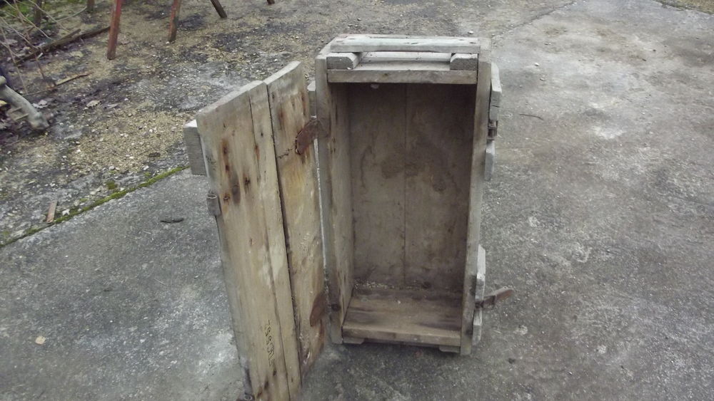 ancien coffre bois de ma&ccedil;on pour d&eacute;co 
Décoration