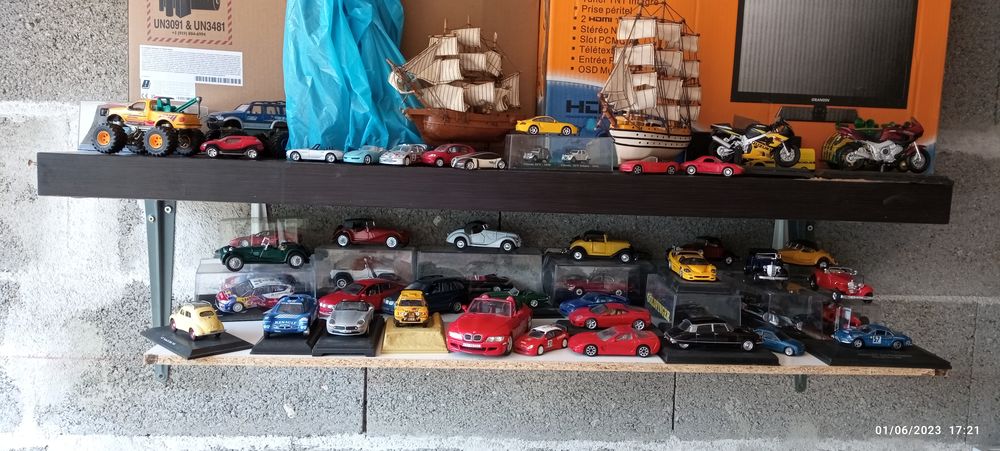 Voitures miniatures avions motos Décoration