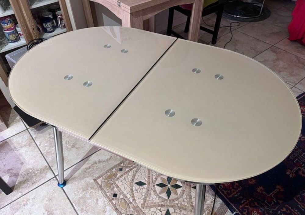 Table ovale en verre tremp&eacute; taupe 0.75x1.50 Meubles