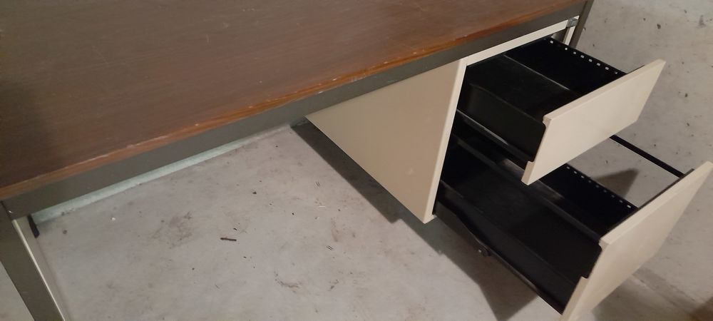 Bureau m&eacute;tallique 2 tiroirs avec dessus imitation bois.
Meubles