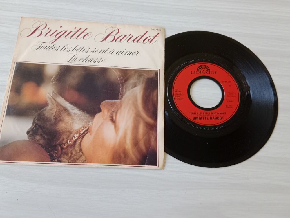 45 Tours BRIGITTE BARDOT Toutes les b&ecirc;tes sont &agrave; aimer CD et vinyles