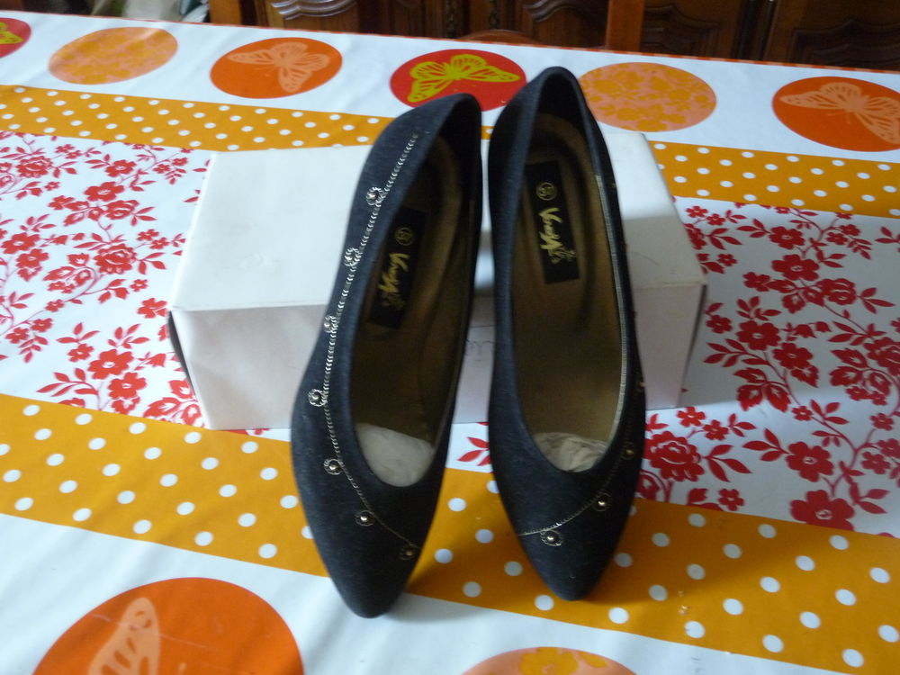 CHAUSSURES DAIM PETITS TALONS FEMME P.37 Chaussures