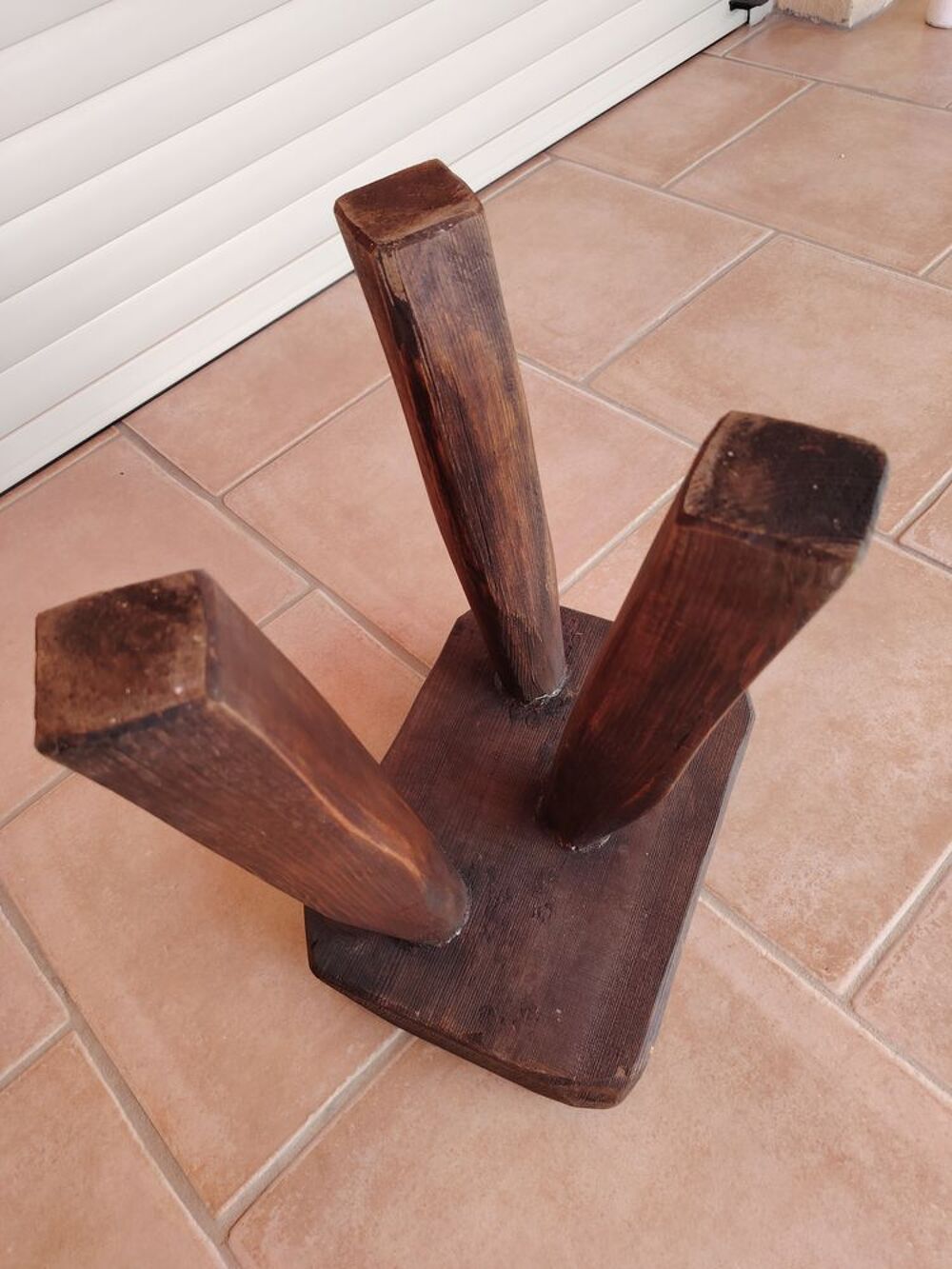 Tabouret de bois vintage 3 pieds
Meubles