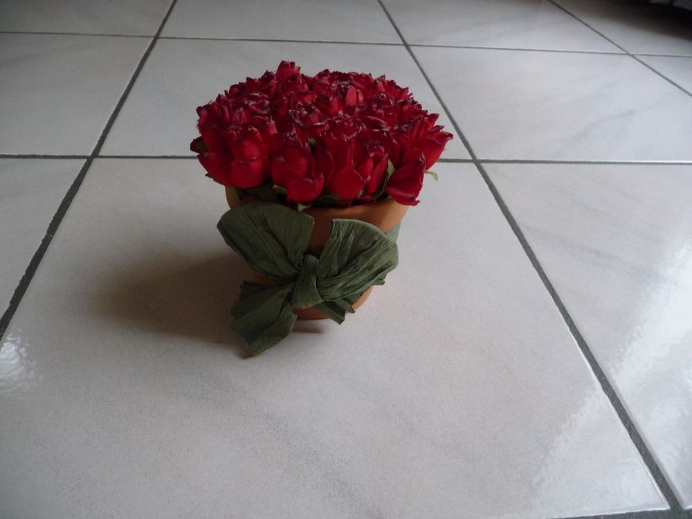 Bouquet roses en tissu dans pot en terre cuite Décoration