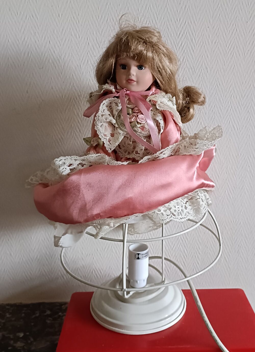 Poup&eacute;e lampe de chevet, t&ecirc;te et corps en porcelaine
Décoration