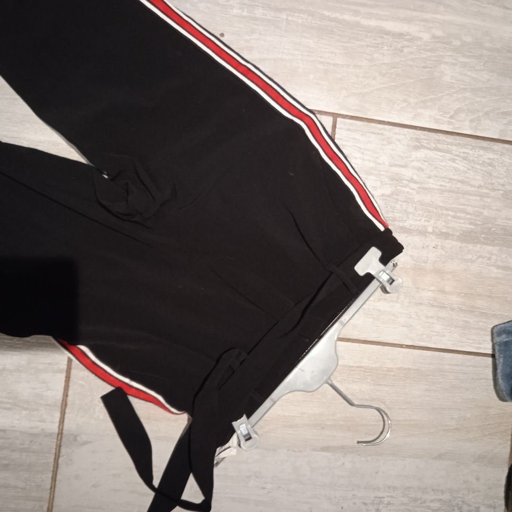 Pantalon noir liser&eacute; rouge taille elastique hauteur de jambe Vêtements