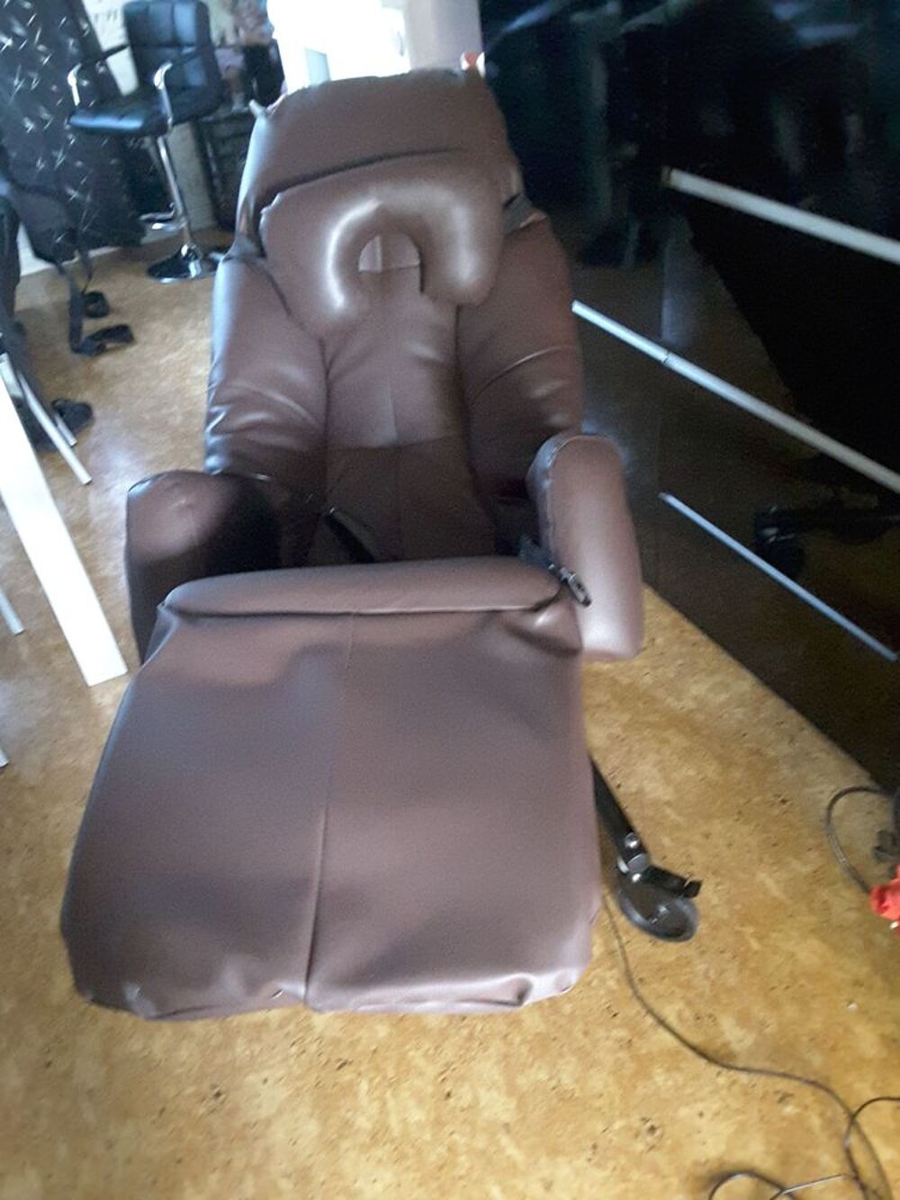 fauteuil &eacute;lectrique avec massage 25o euro couleur marro Meubles