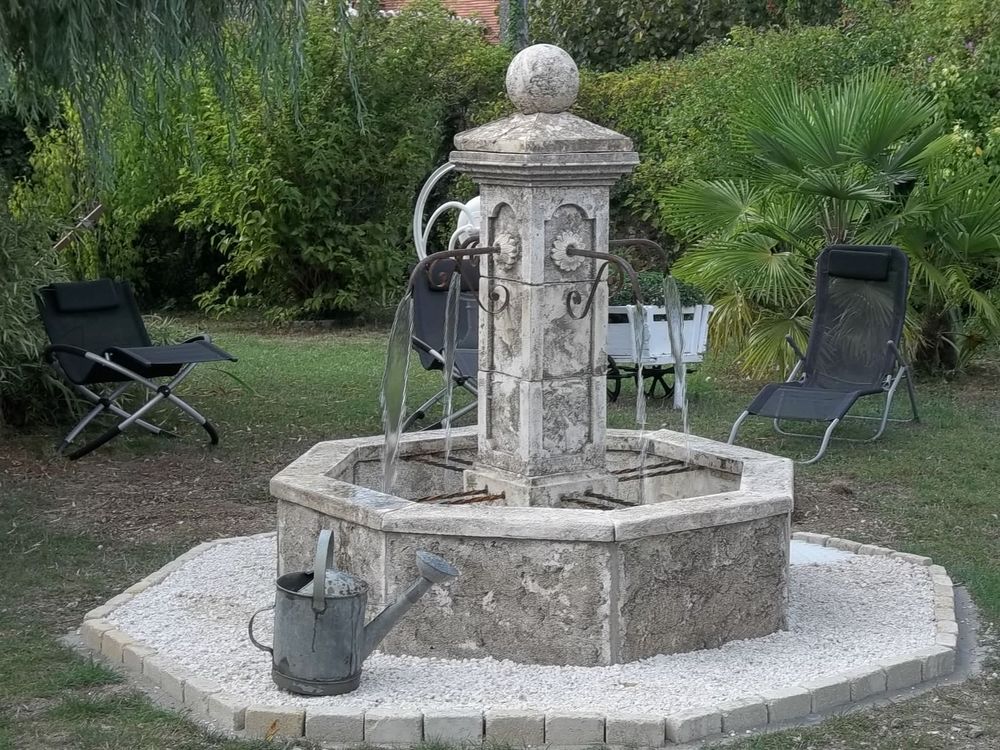 Fontaine centrale de village Jardin