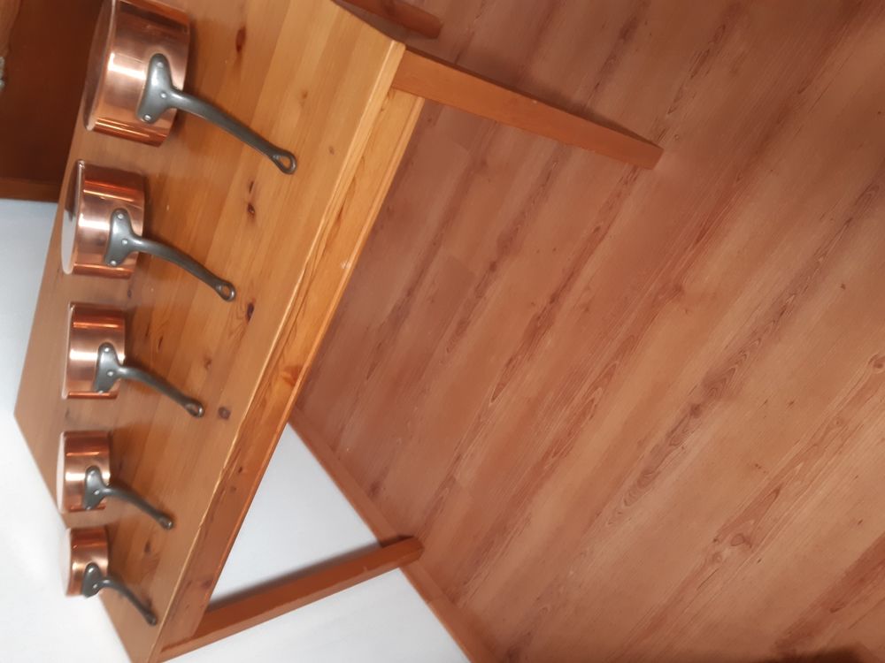 une s&eacute;rie de 5 casseroles en cuivre Electroménager