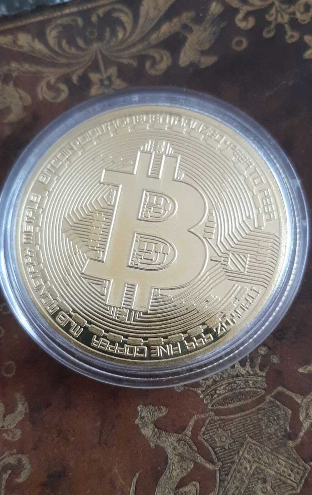 pieces de monnaie avec le signe bitcoin neuve dans sa bo&icirc;te 