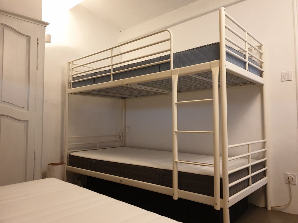 Lits superpos&eacute;s en m&eacute;tal blanc, mod&egrave;le IKEA SVARTA Meubles