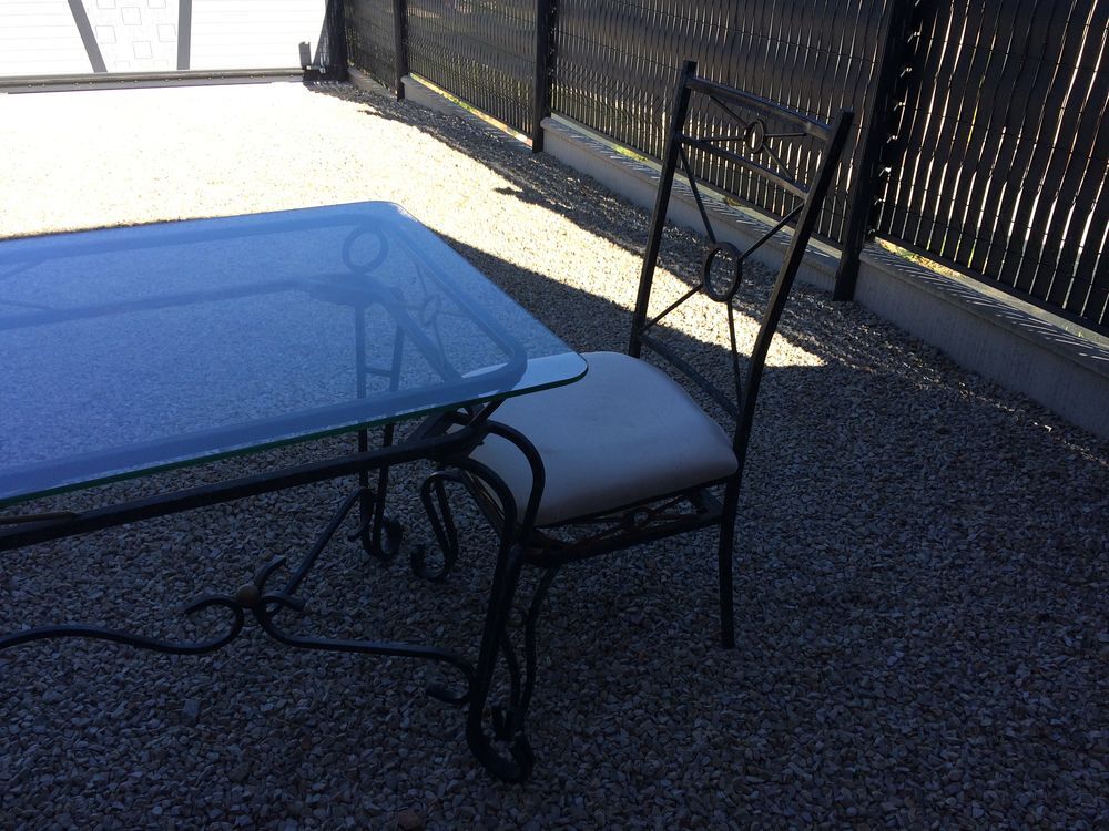 Table en fer forg&eacute; avec 4 chaises Meubles
