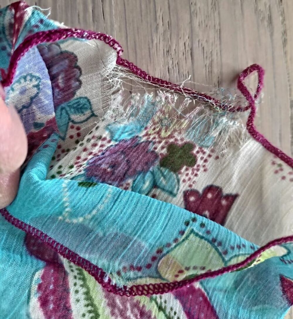 Joli haut avec bol&eacute;ro fleuri V�tements