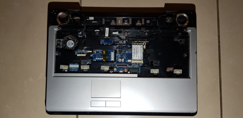 Plasturgie haute et basse Toshiba P200 et carte m&egrave;re HS Matriel informatique