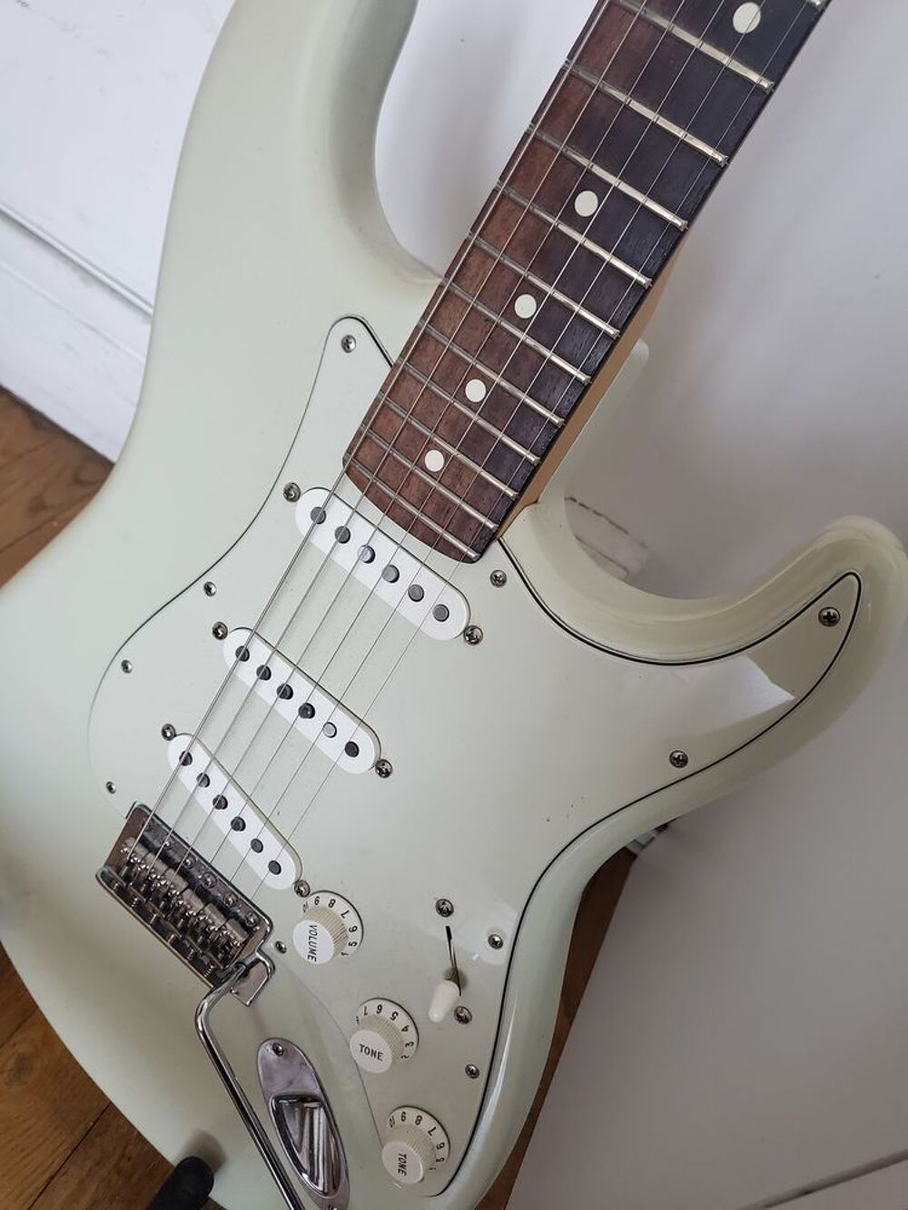 Une guitare fender strat Instruments de musique