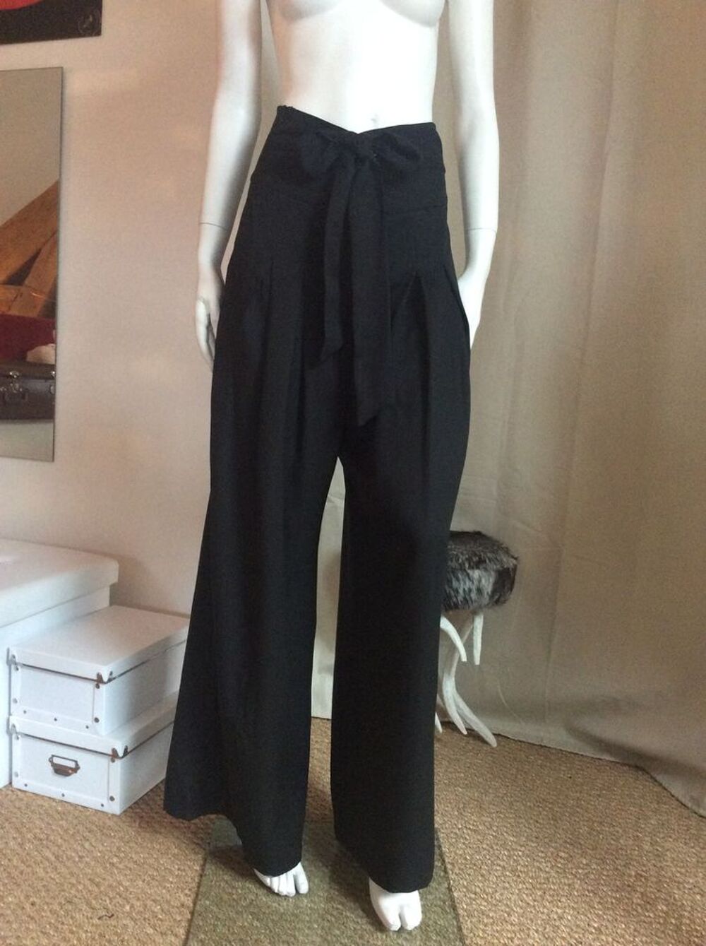 pantalon Palazzo noir, taille haute ceintur&eacute;e, jambes larges Vêtements
