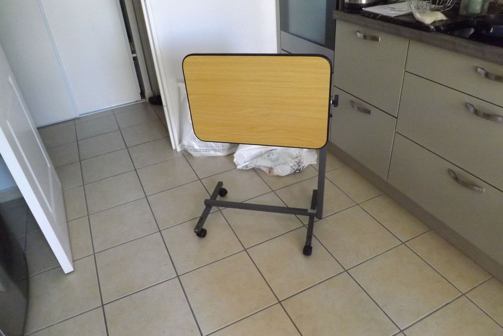 table adaptable m&eacute;dicale.
Marque HMS VILGO.. Meubles