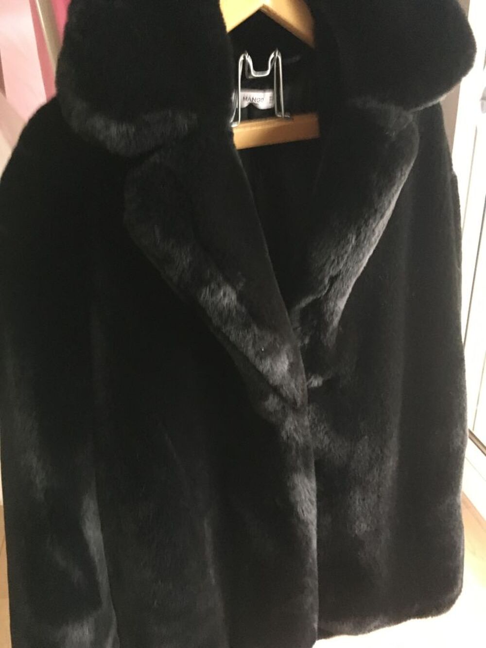 Belle veste (sous les fesses!)neuve,noire,fausse fourrure, Vêtements