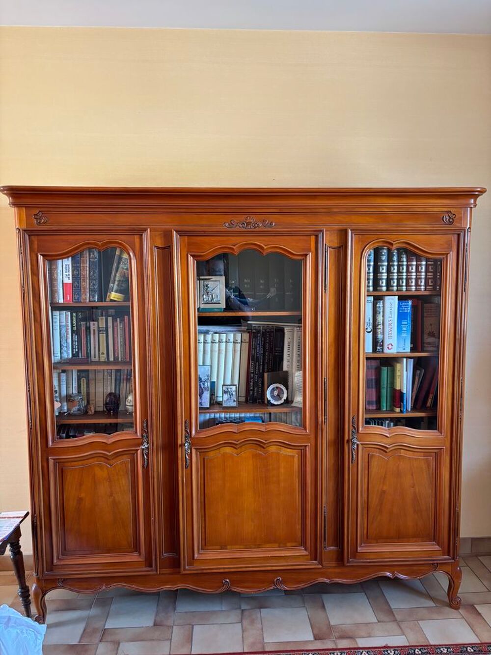 Biblioth&egrave;que vitr&eacute;e en merisier 3 portes Style Louis XV
Meubles
