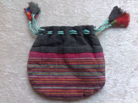PORTE MONNAIE BOURSE EN TISSU MULTICOULEUR Envoi Possible
4 Trgunc (29)