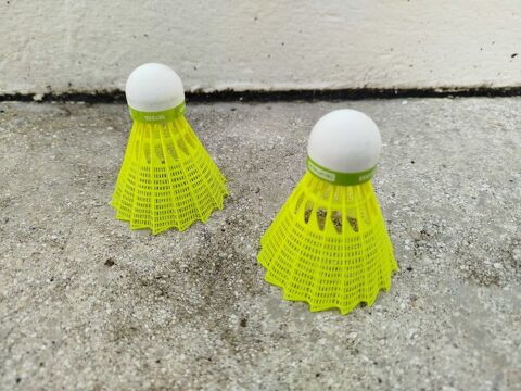 Lot de 2 raquettes de badminton de la marque PERFLY + 2 volants (TBE) Ay (51)