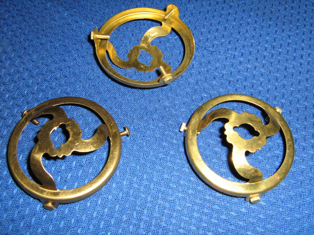 1 une griffe en laiton 57 mm trou de 11 mm neuve suspension Décoration