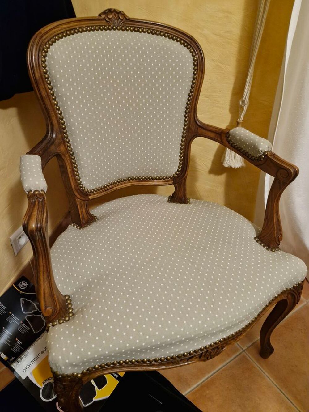 3 fauteuils de style et 1 canap&eacute; 2 places type radassiere Meubles