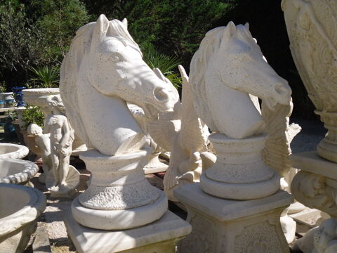 2 TETES   DE   CHEVAL  SUR   SOCLE  POUR  PILIER  250 Boucagn�res (32)
