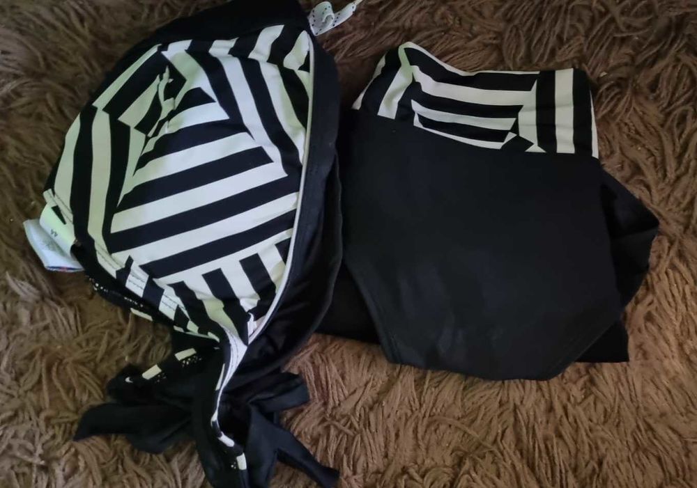 Maillot de bain 2 pi&egrave;ces. T44 haut et T46 bas Vêtements