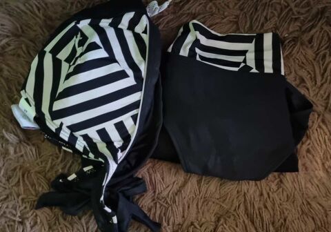 Maillot de bain 2 pièces.  T44 haut et T46 bas 20 Oullins (69)
