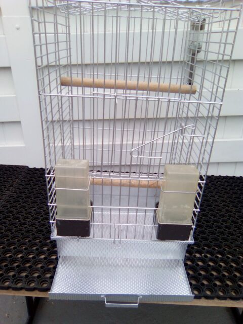 propose cage en galvanis avec deux mangeoires de perchoir deux ouvertures. 60€. 60 Haillicourt (62)